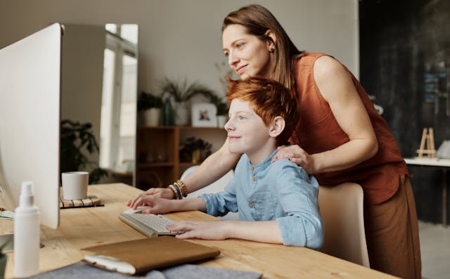 Famille moderne utilisant la technologie à la maison pour mieux s’organiser